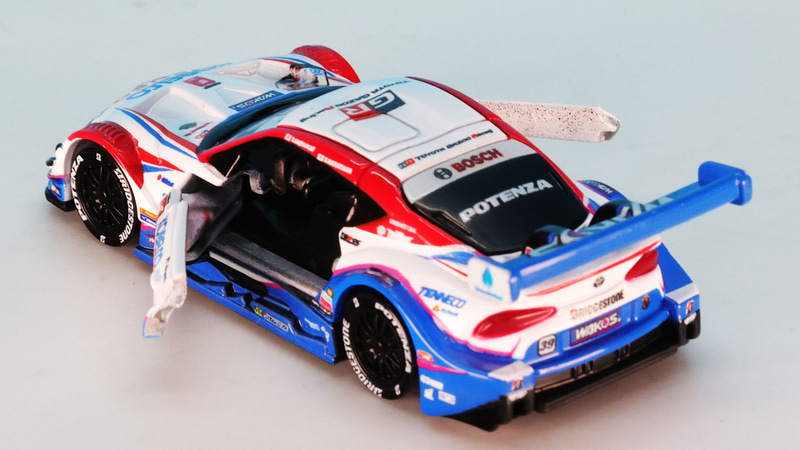 ドライバーは左側から乗り込みます