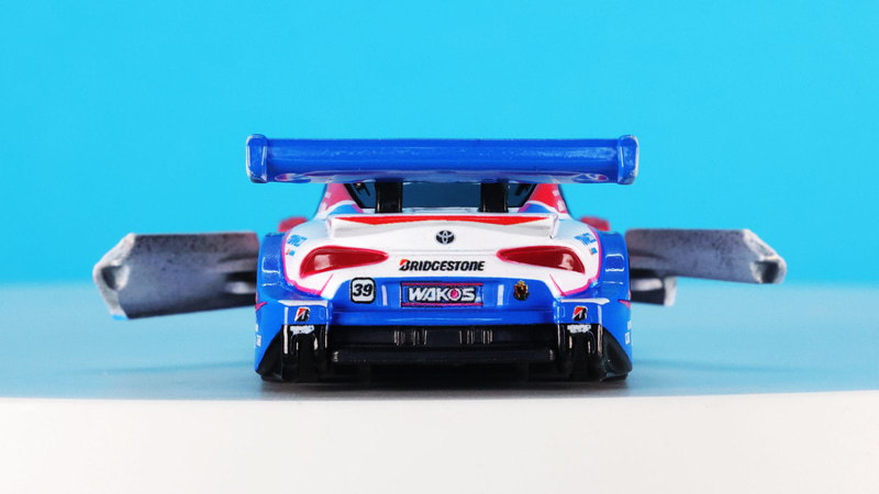 ドアを開けると車内が見えてきます。モニターがあるのがわかります！