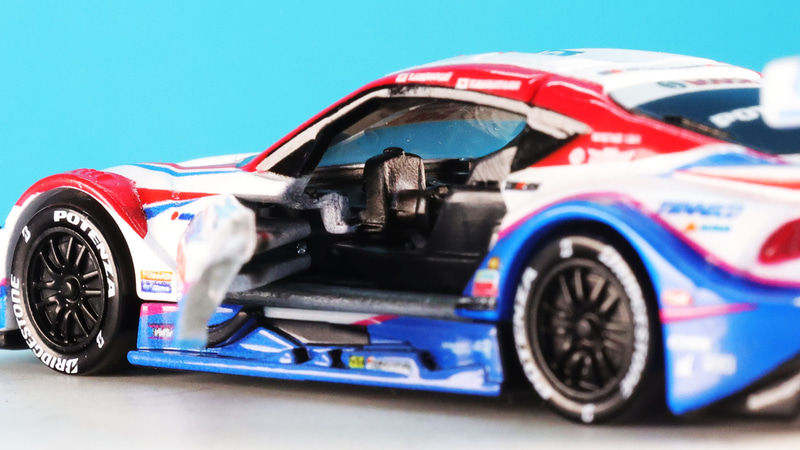 ドアを開けると車内が見えてきます。モニターがあるのがわかります！