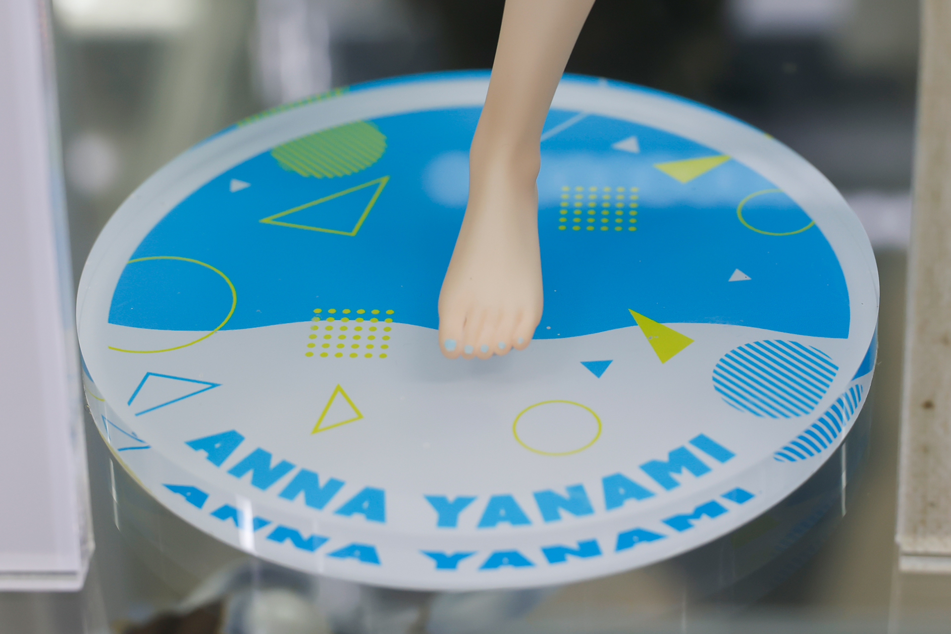 台座のデザインも作品のスタイルにピッタリだ