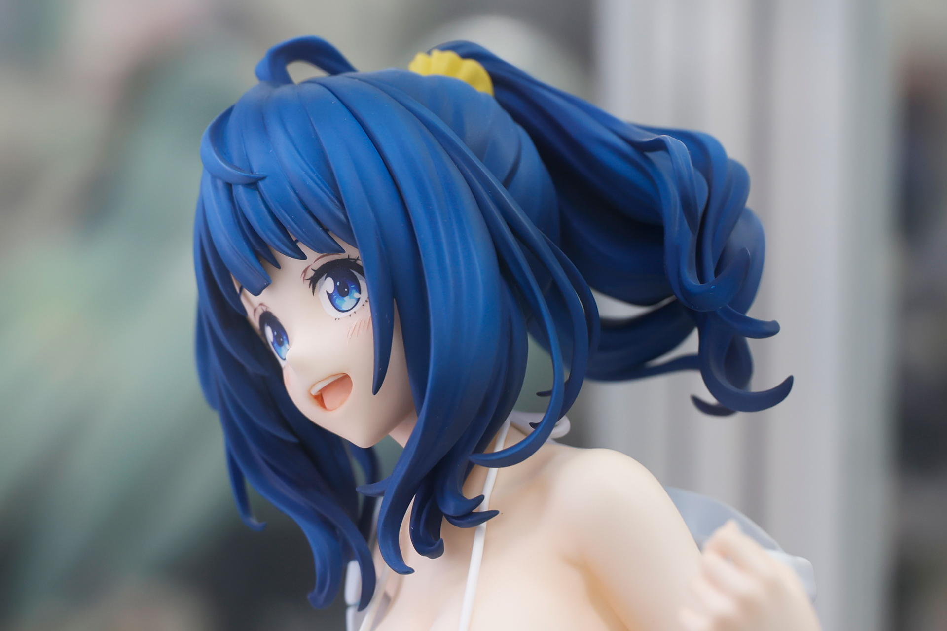 横からだと別の髪型にも見える