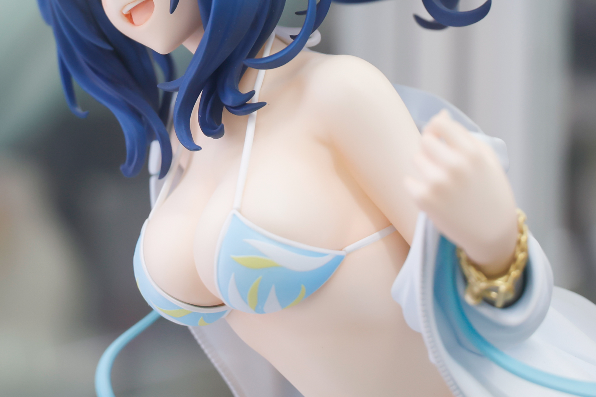 白い素肌の柔らかさも見事に表現されている