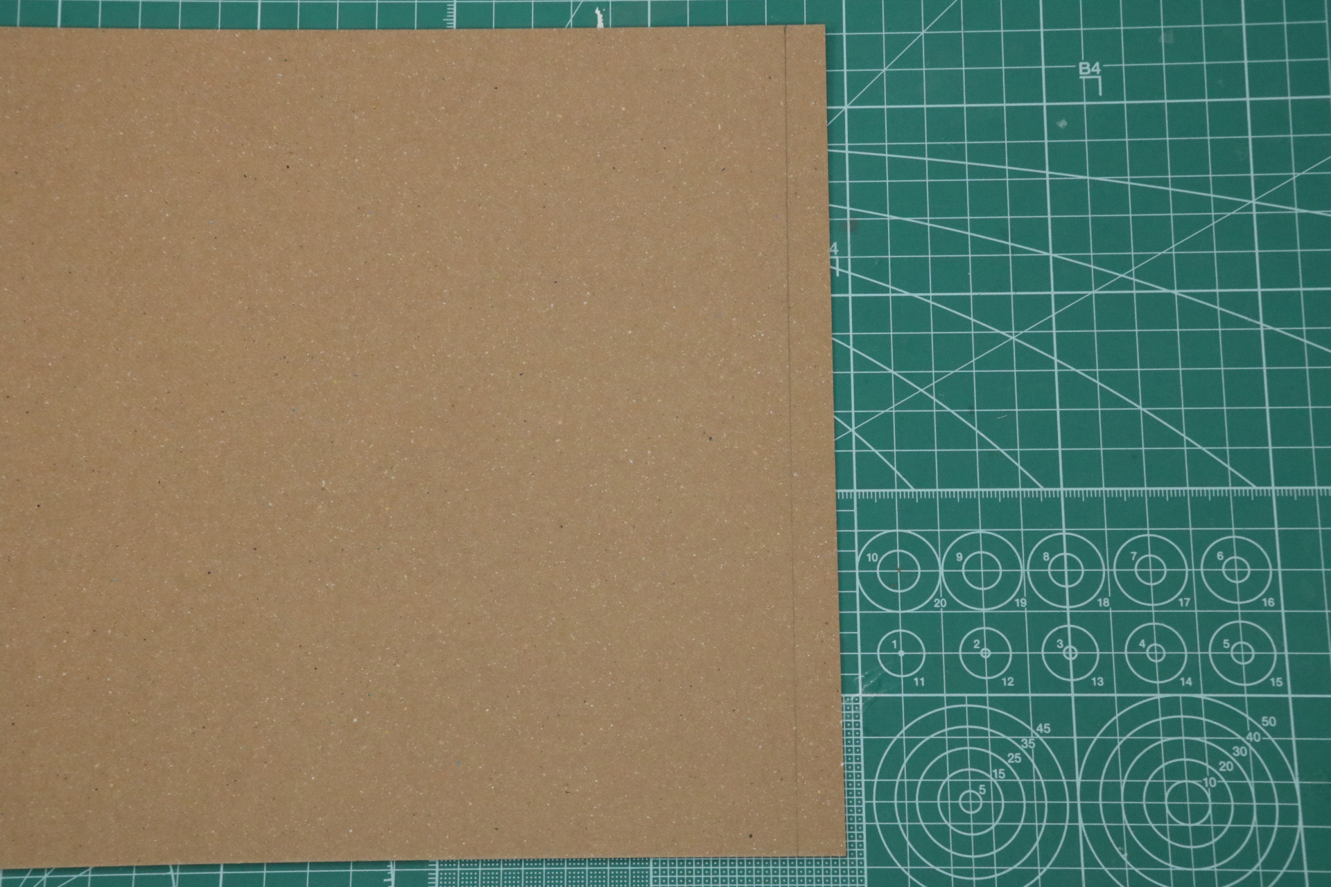 幅1cmで線を引き、カッターでカット