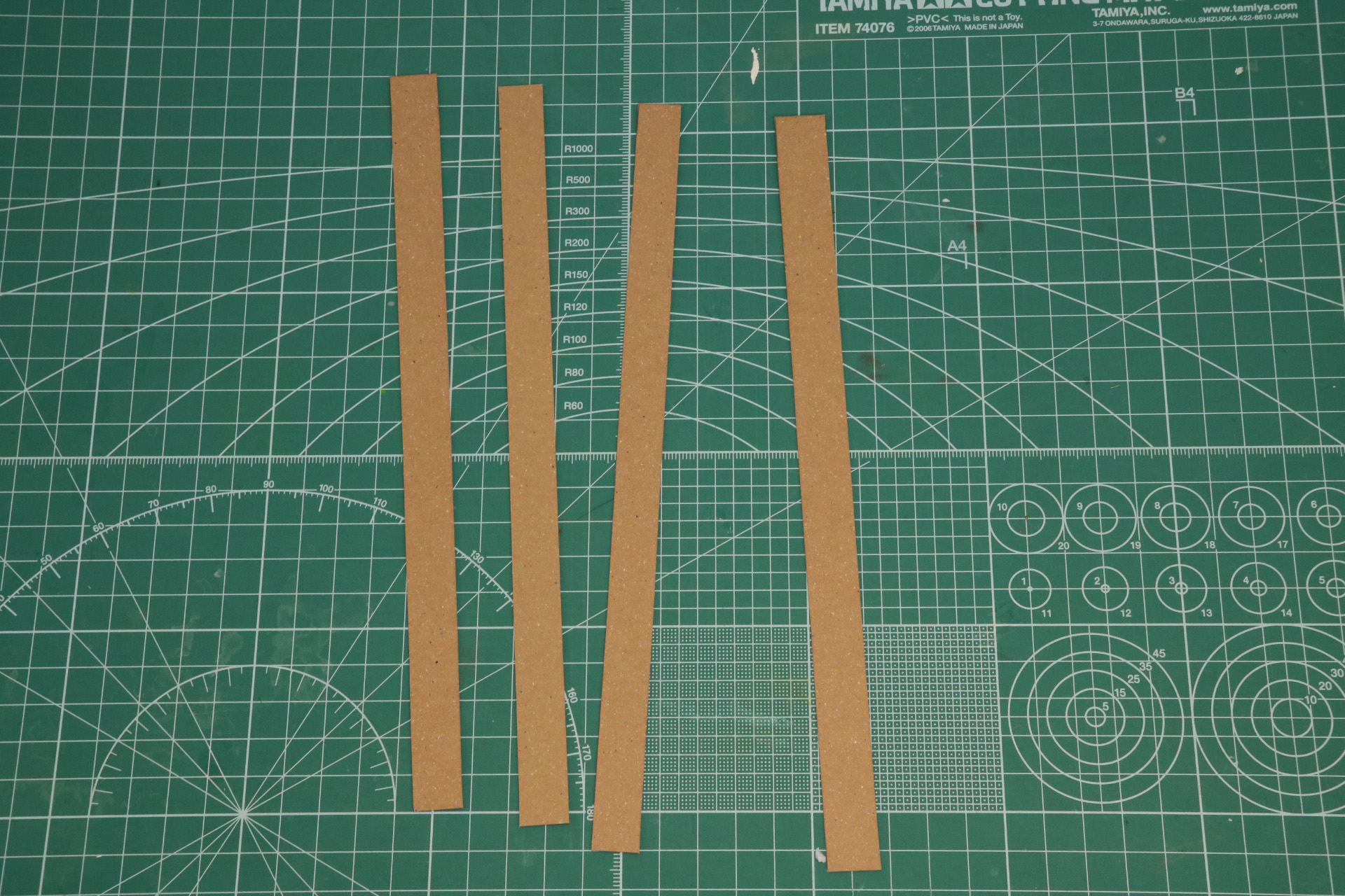 クラフトボードを土台の長さに合わせてカット