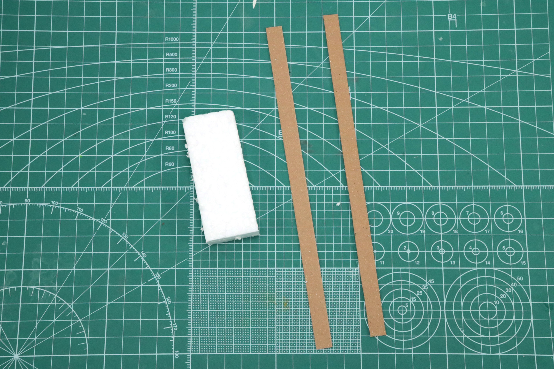 発泡板をカットし、クラフトボードで囲いを作る