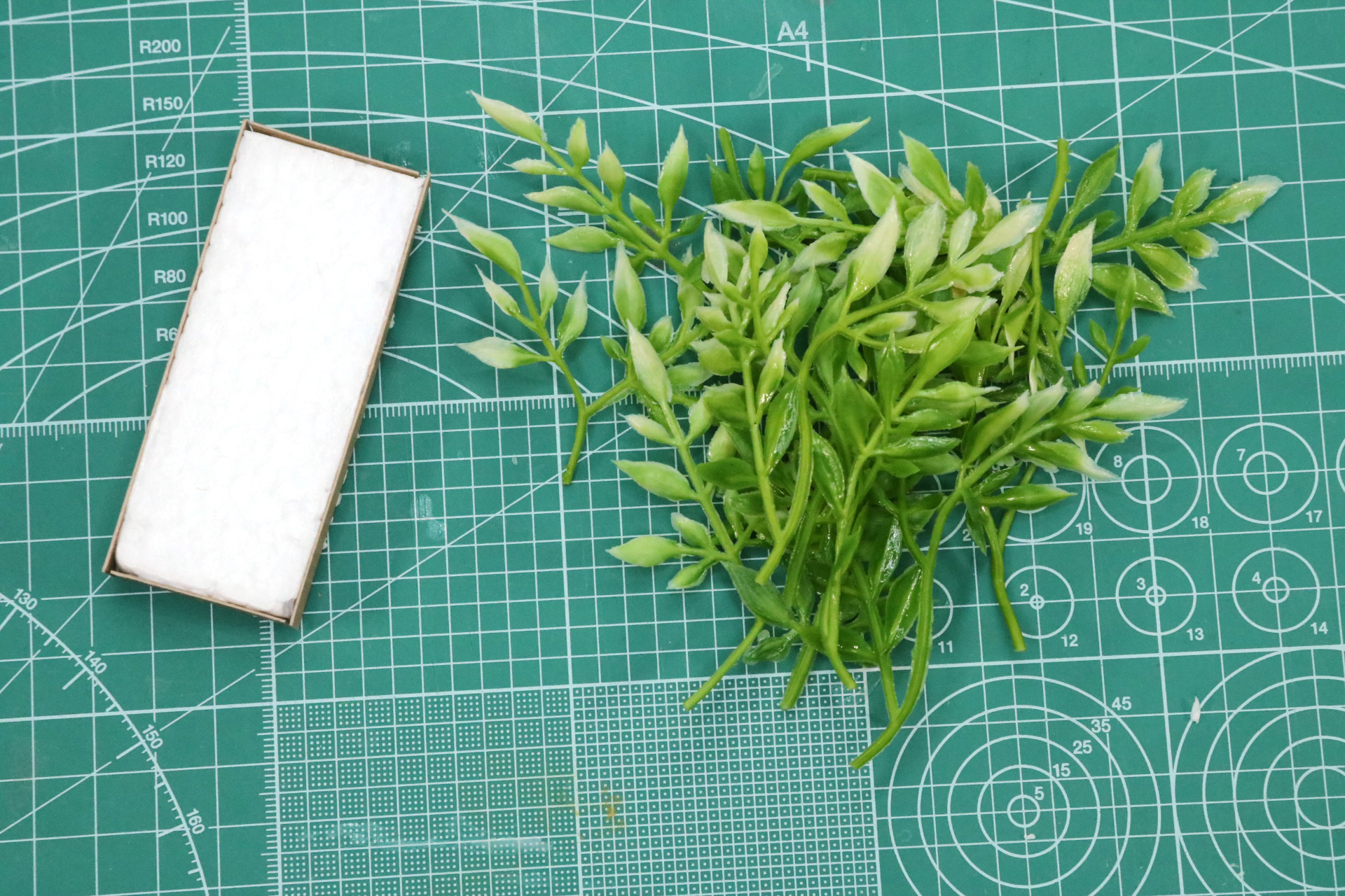 「グリーンバイン ナチュラル」の葉っぱを切り取り、植え込みに差し込む