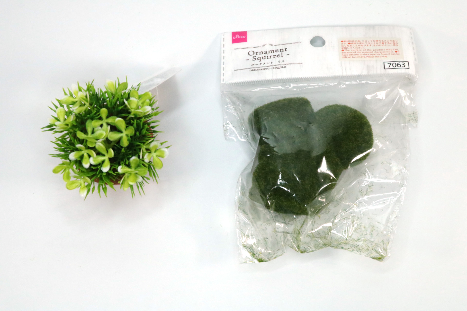 「グリーンポット」（税込110円）、「オーナメント リス」（税込110円）