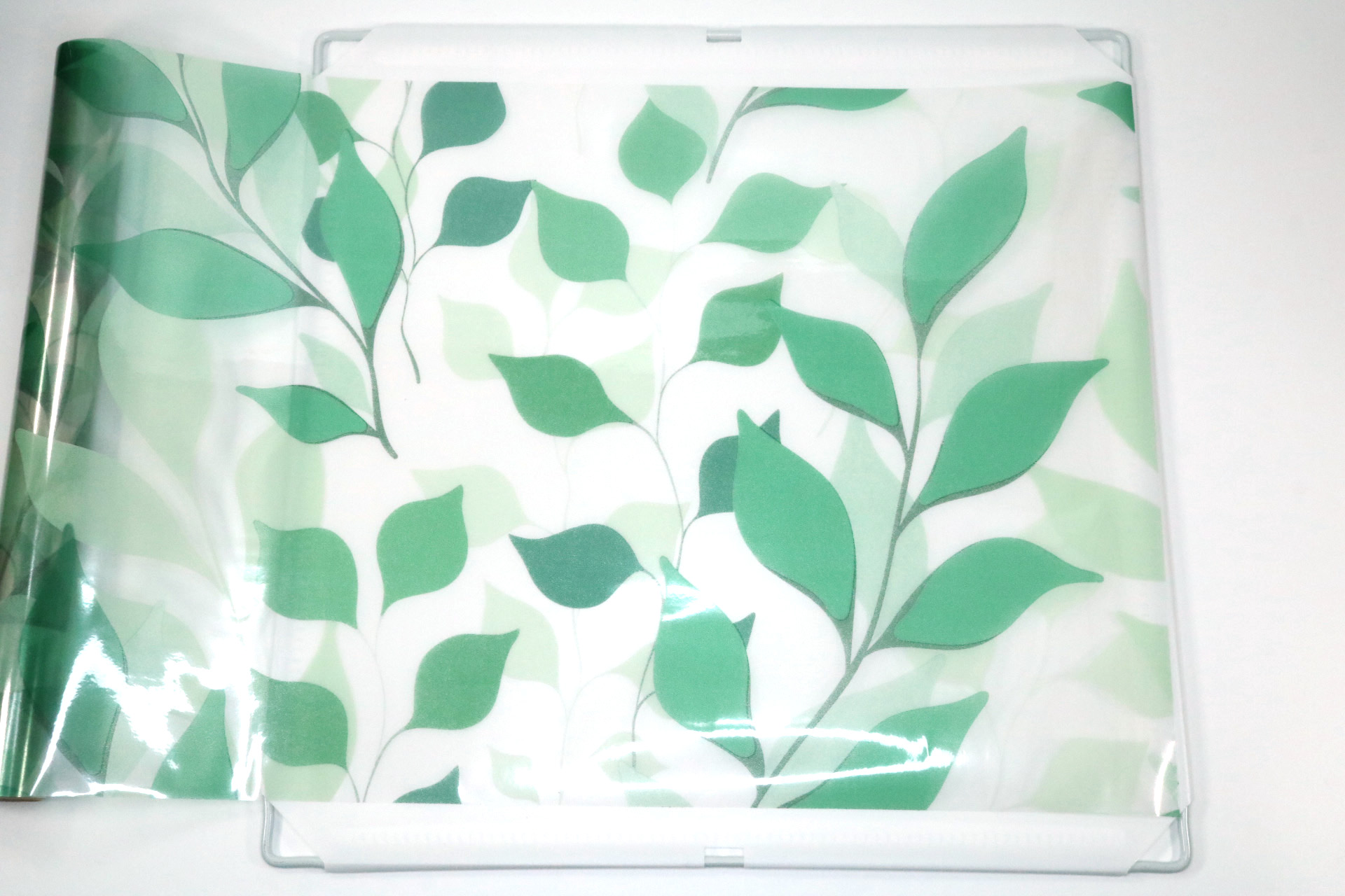 「組み立てパネル」の幅に合わせて窓ガラス目隠しシートをカット