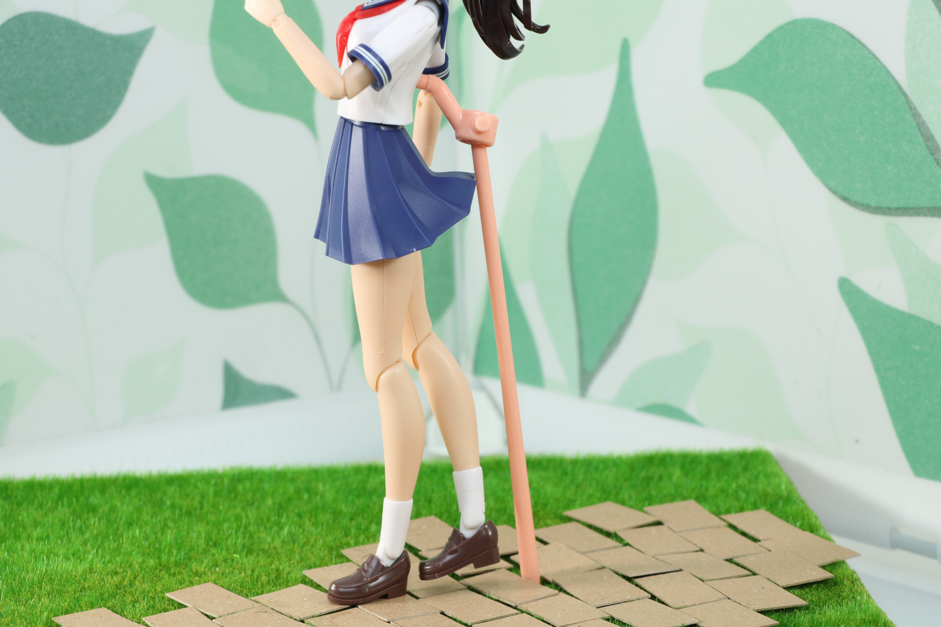 土台の一部に切れ込みを入れることで、「結城 まどか【桃桜高校・夏服】」キットの支柱を埋め込むことが可能