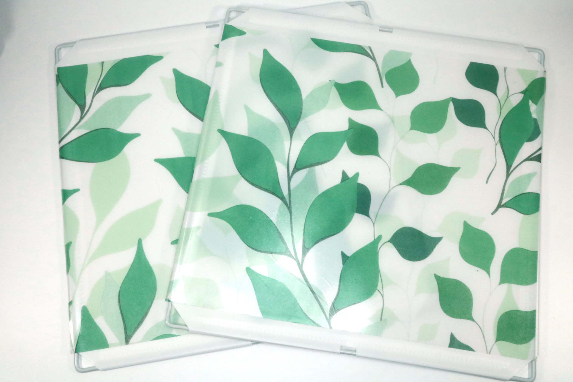 「窓ガラス目隠しシート（リーフB）」1つで「組み立てパネル」2枚分の貼り付けが可能