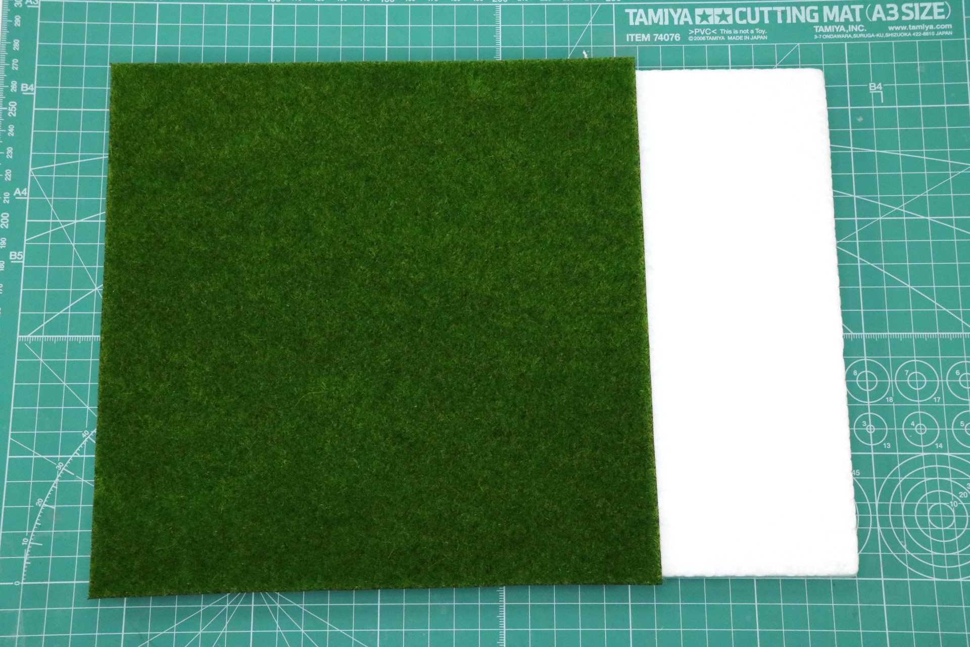 「フェイクモスシート」をあててカッターなどで余分な部分をカット