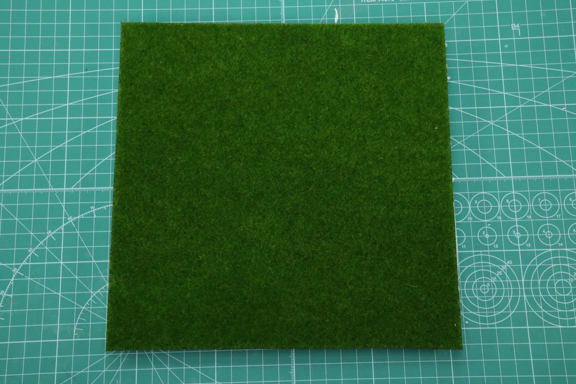 ボンドで接着すれば芝生の完成