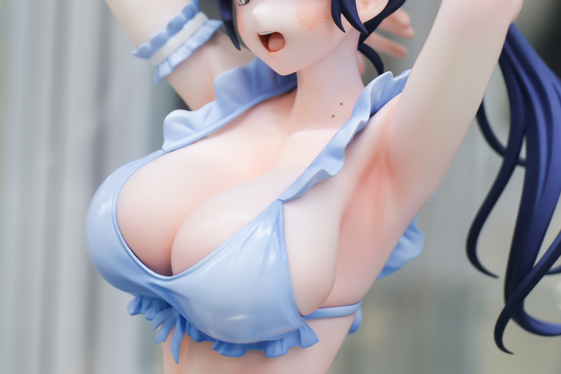 大きいバストがより強調されているように見える