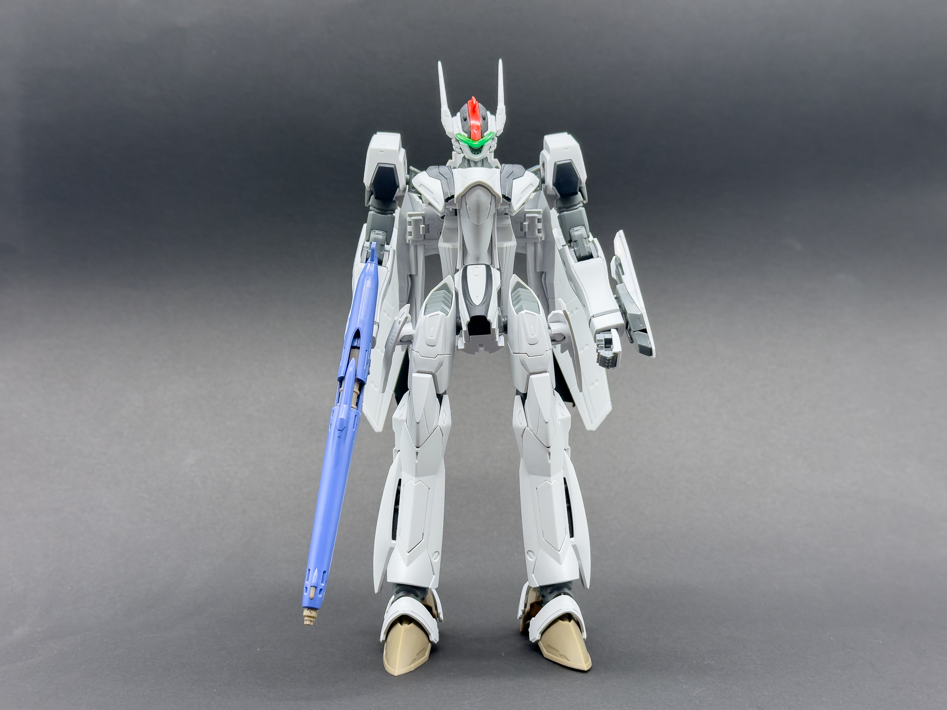仮組状態でのバトロイド形態。肩部や主翼基部等に合わせ目が発生します。