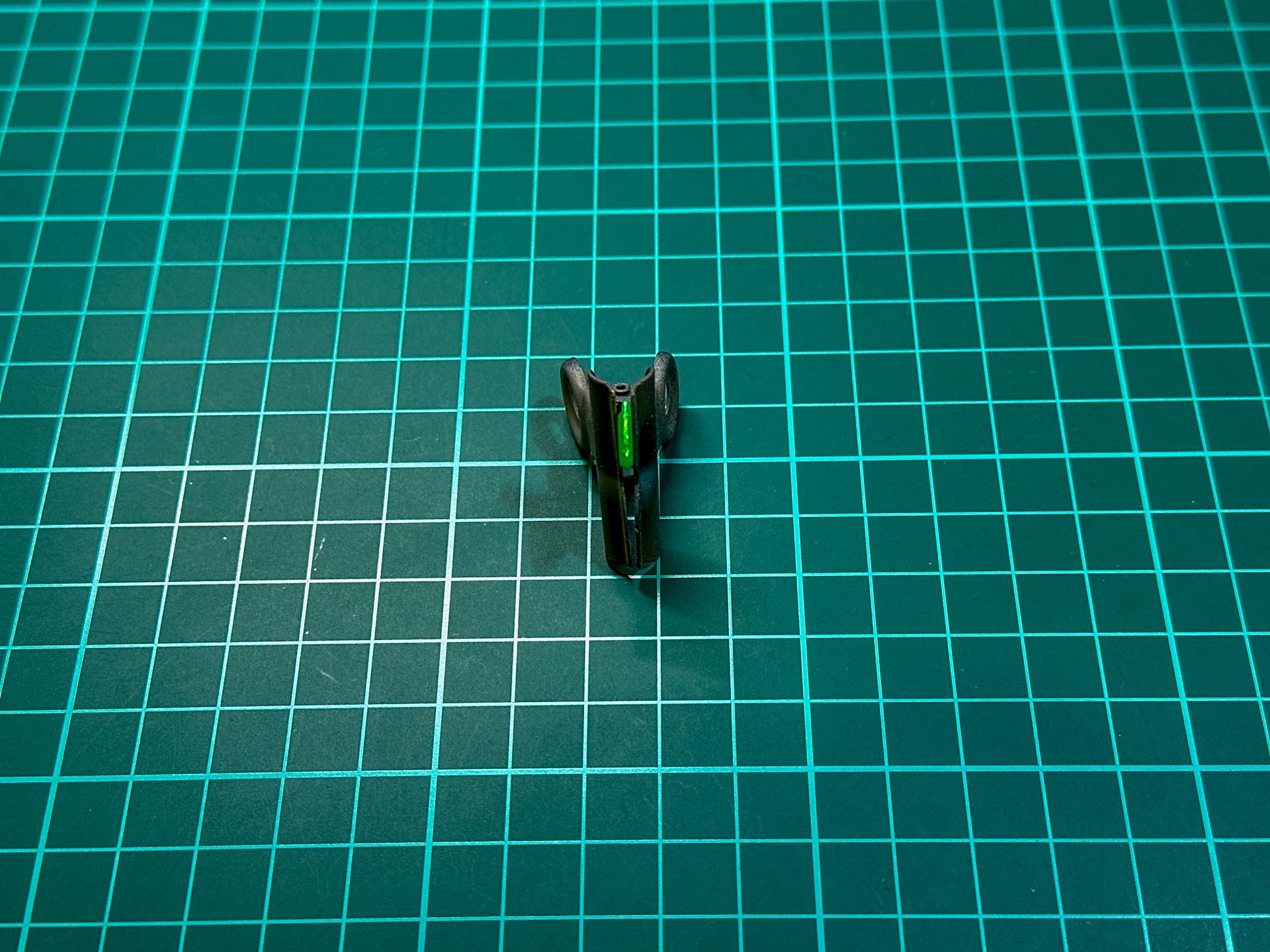 頭部センサーは小さいパーツではありますが文字通りキットの顔のため丁寧に処理します。