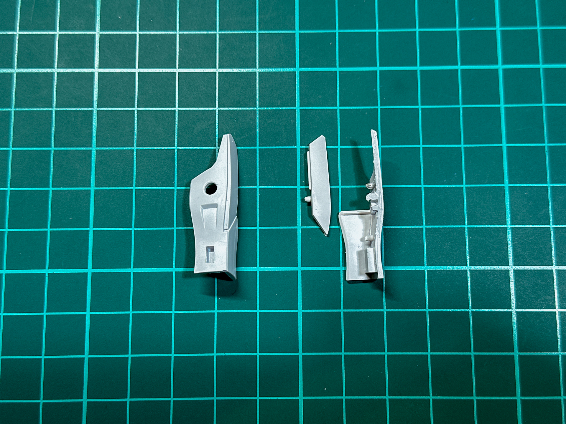 前腕部の後ハメ加工は一部パーツカットだけで完了します。
