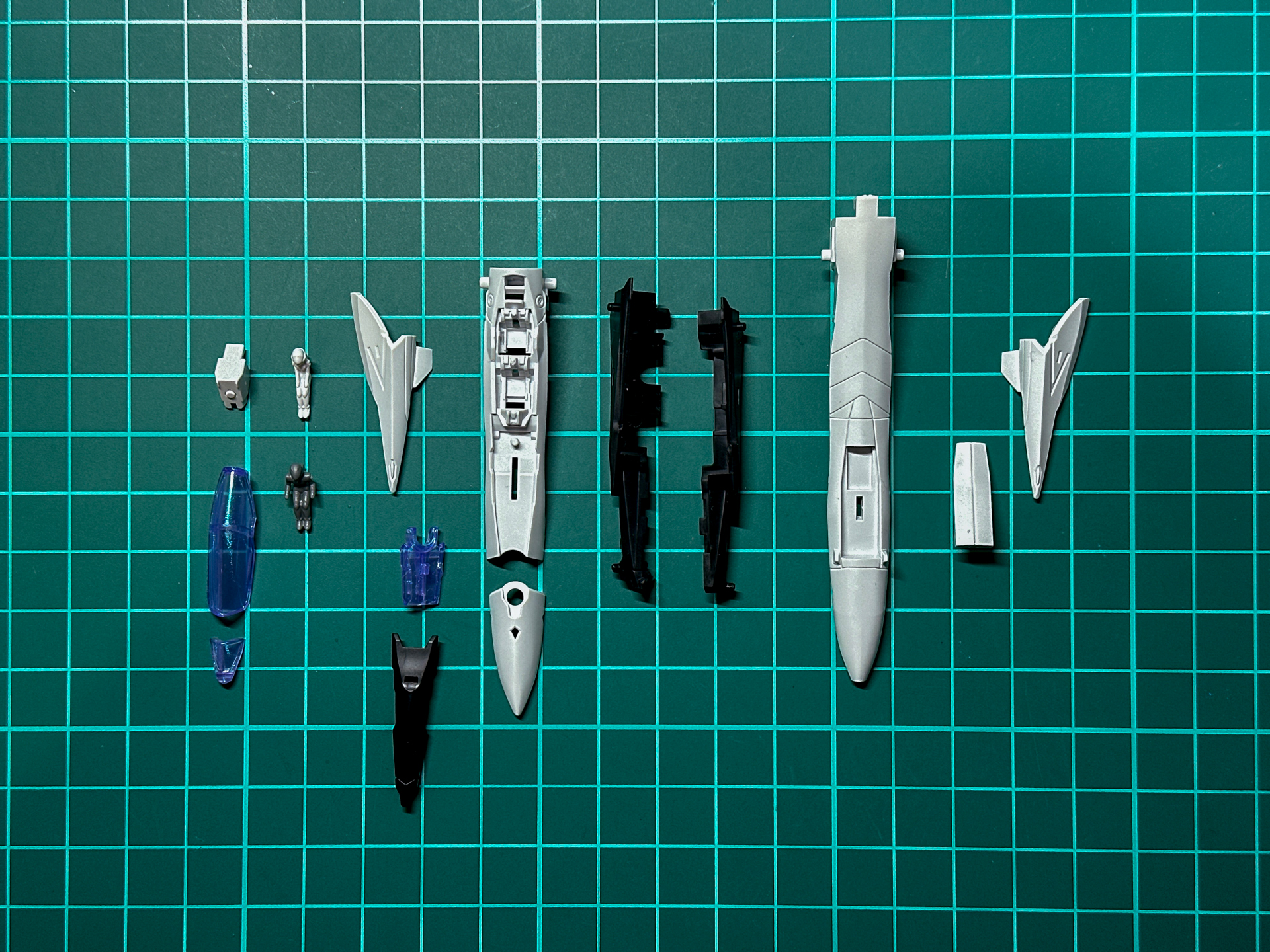 機首パーツのパーツ構成は機首先端に黒色パーツを挟み込みます。