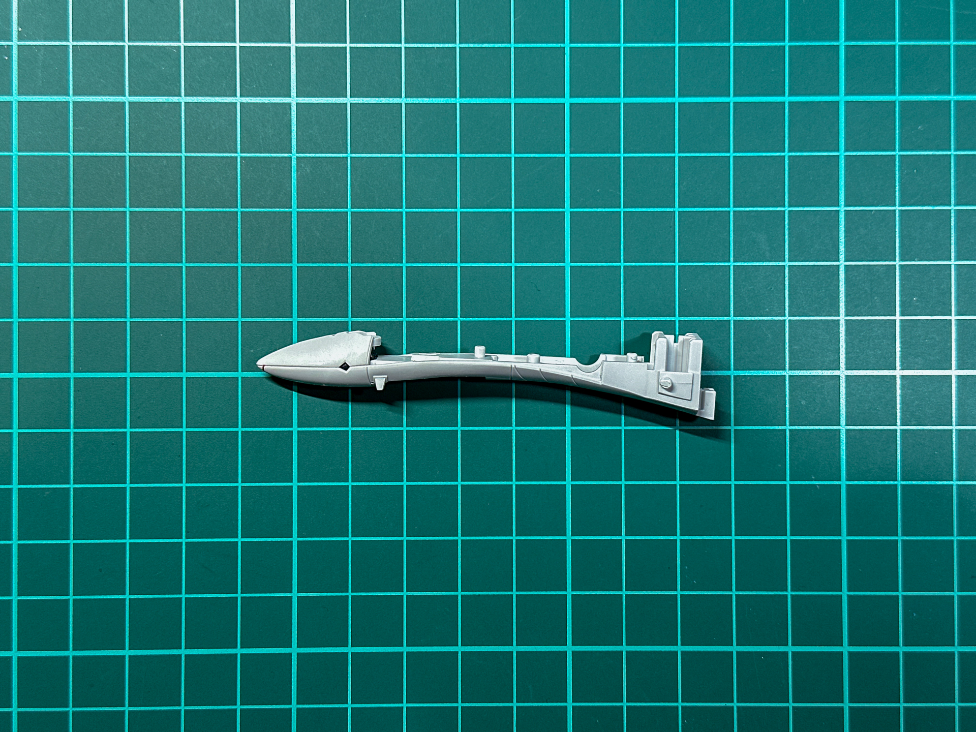 機首の先端は合わせ目処理のついでにシャープ化しておきました。