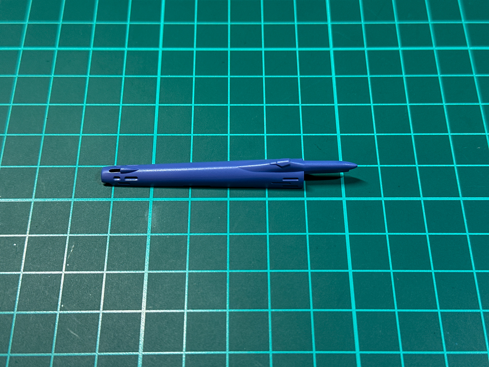ガンポッド部のパープルはエイザーブルーに純色バイオレットを加えて色味を調整しています。
