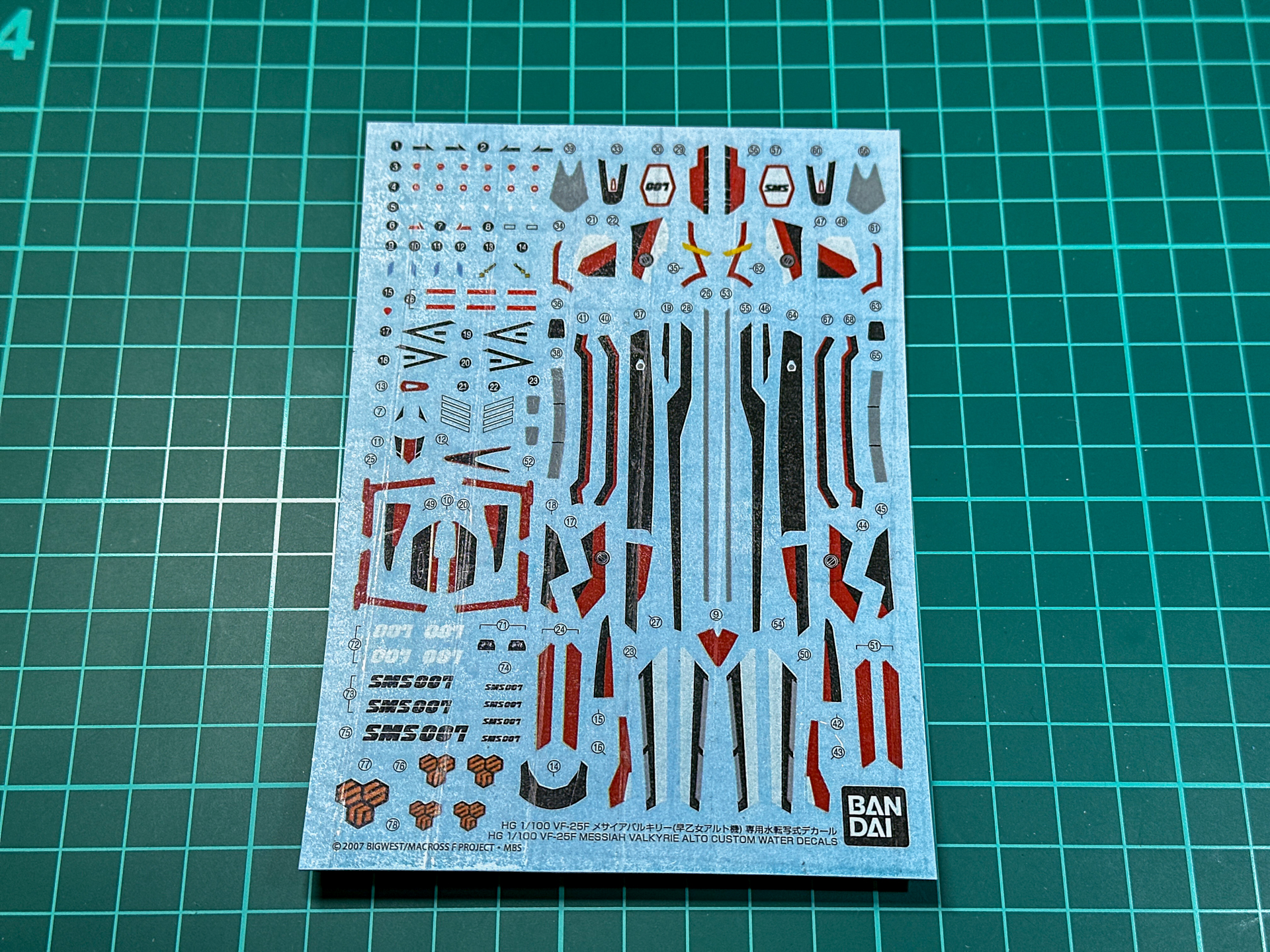 専用マスキングシールを制作するためのカッティングシート。この上にマスキングテープを貼り付けてカットします。