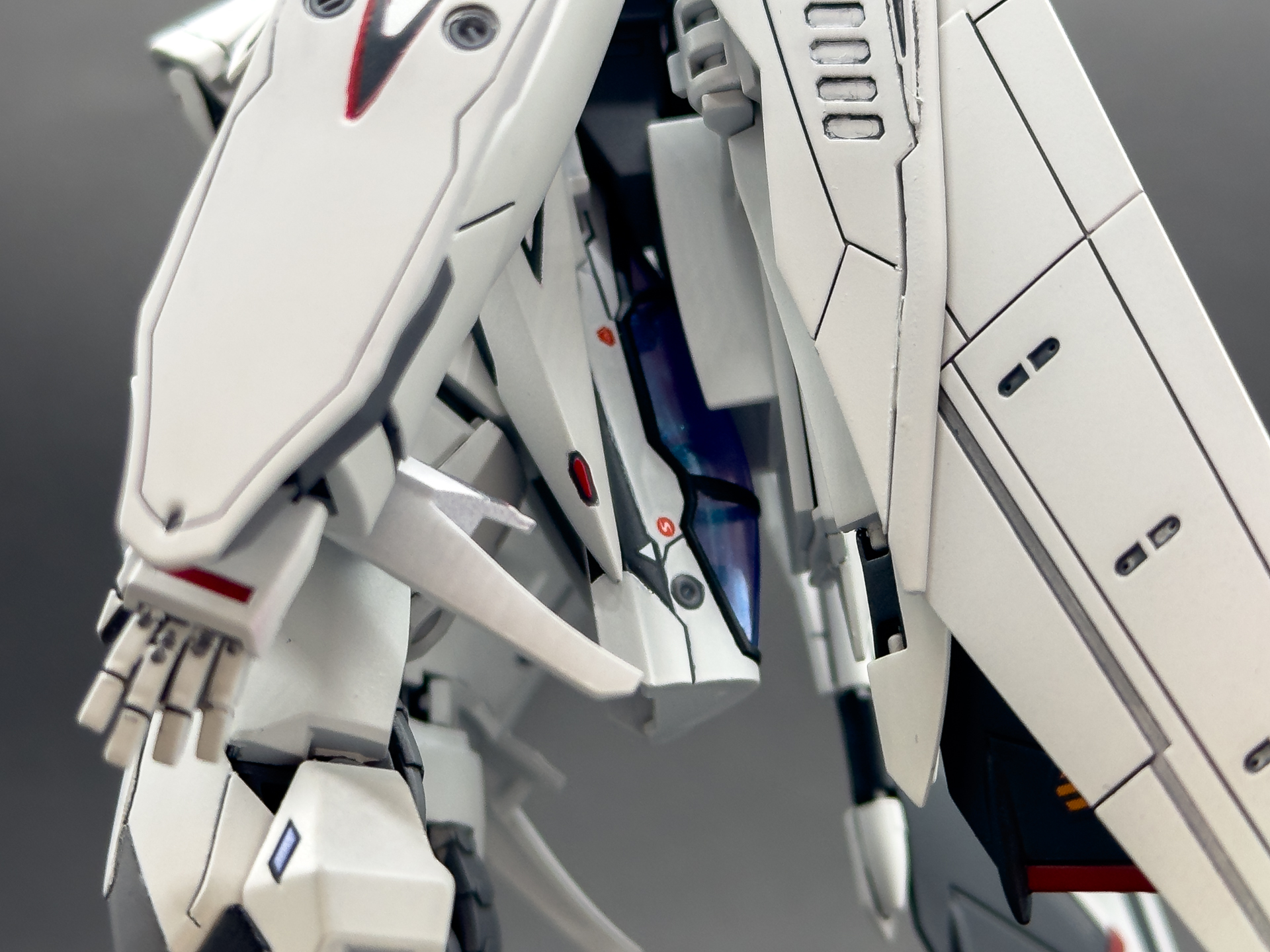 背面からはバトロイド時専用コックピットが確認できます。完成後は常に閉まったままですが内部もきちんと塗装しました。
