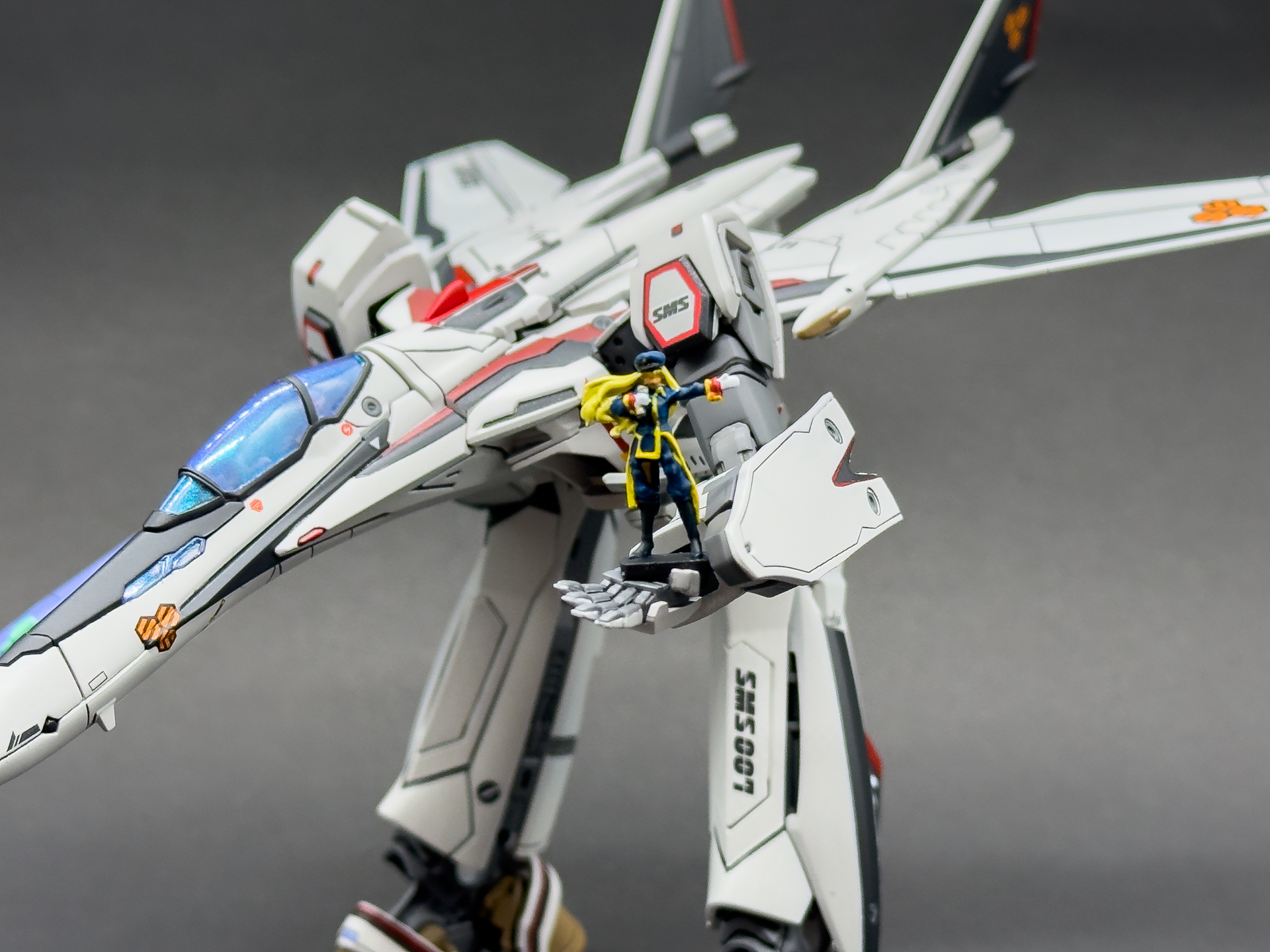 開き手のハンドパーツを使用することでフィギュアを乗せられます。