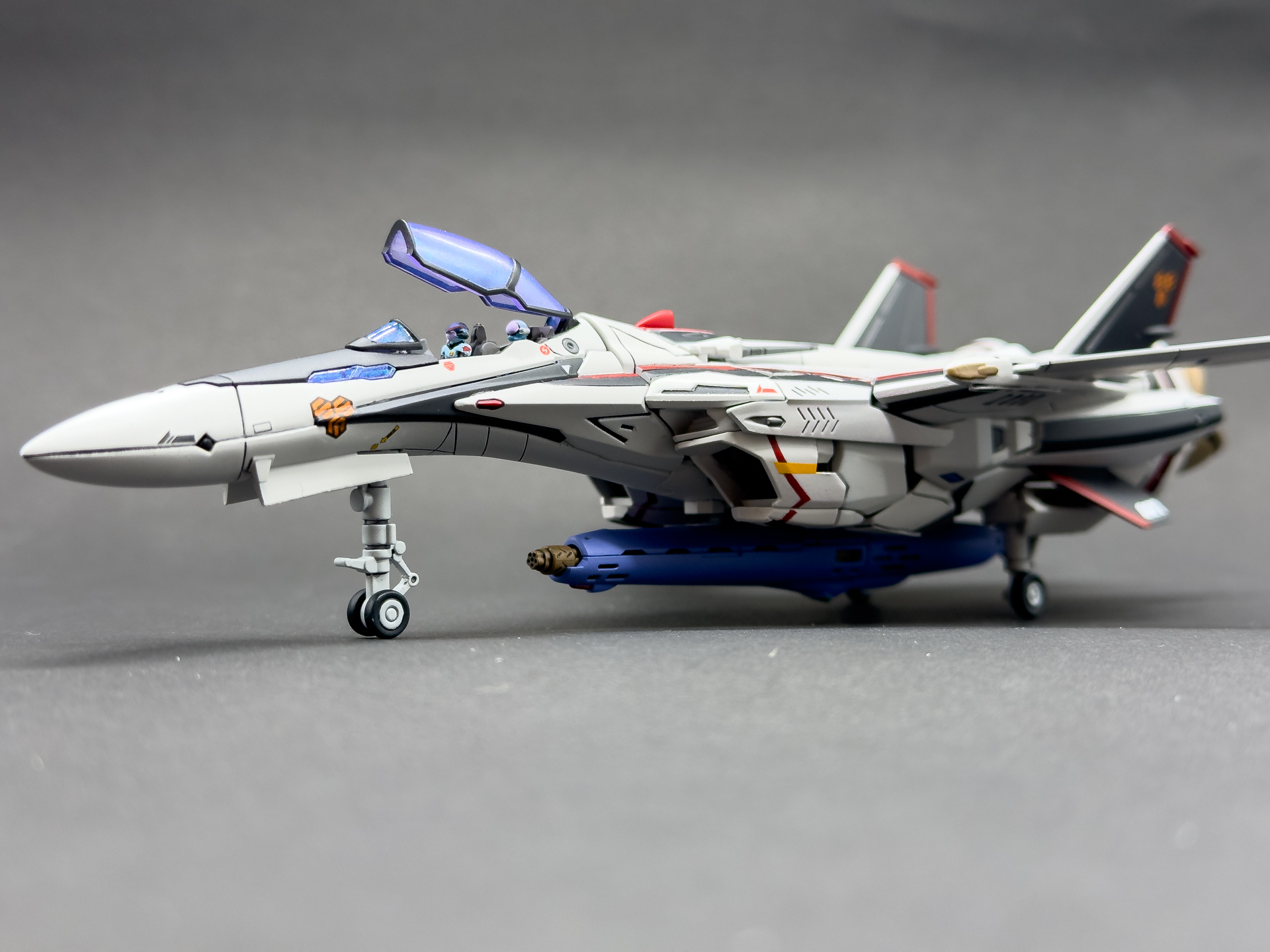 ランディングギアは補強パーツをくり抜くことでよりリアルな戦闘機に近い印象となりました。