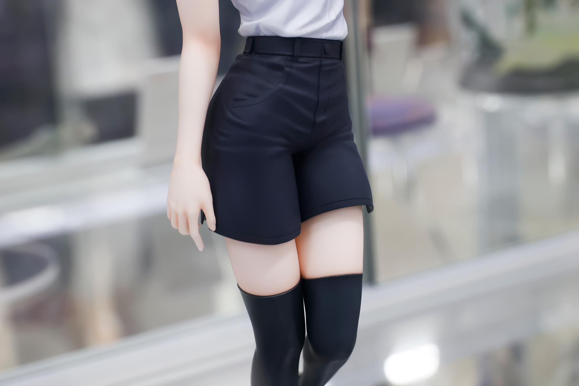 白い太ももがまぶしい