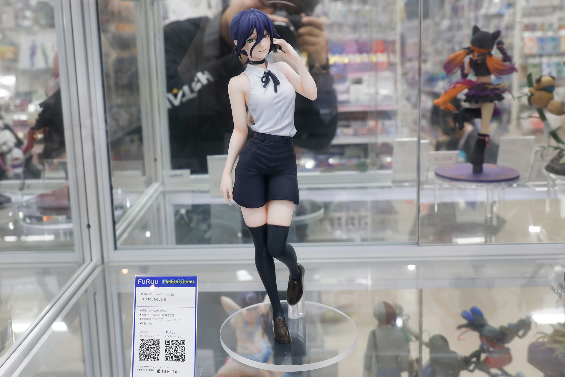 フィギュアの素材はプラスチックで、台座部分を含まない全高は約300mmだ