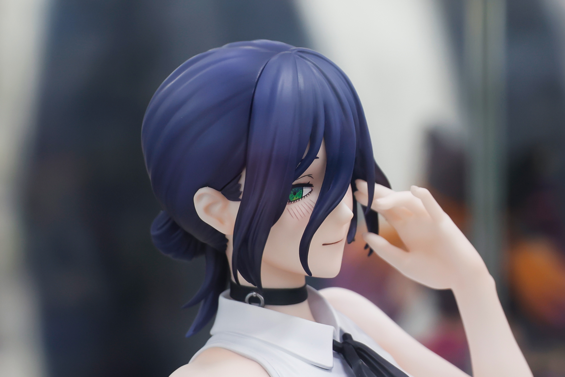 髪の合間から見える目がクール！