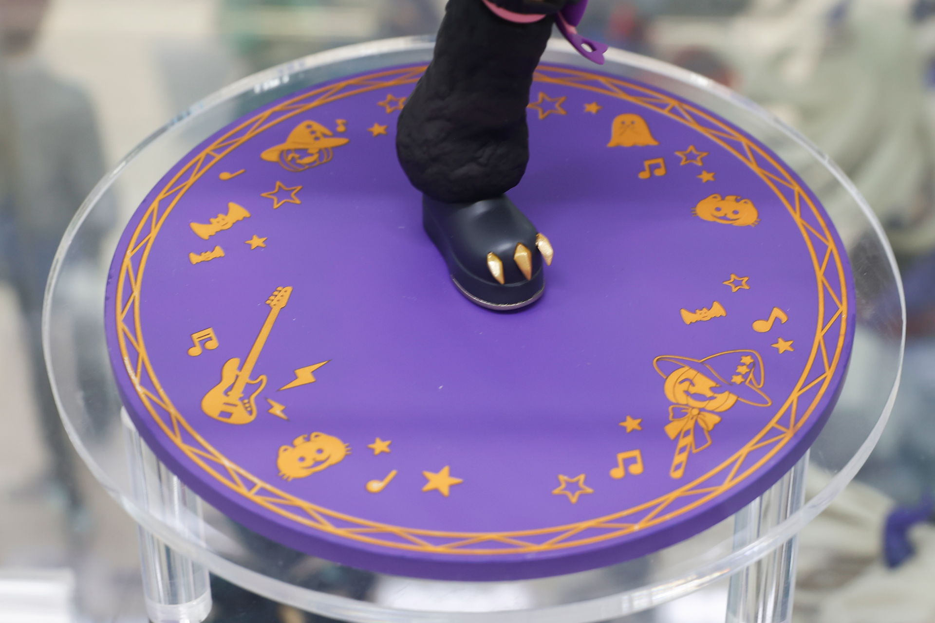 台座部分のデザインはロックとハロウィンが融合したような絵柄になっている