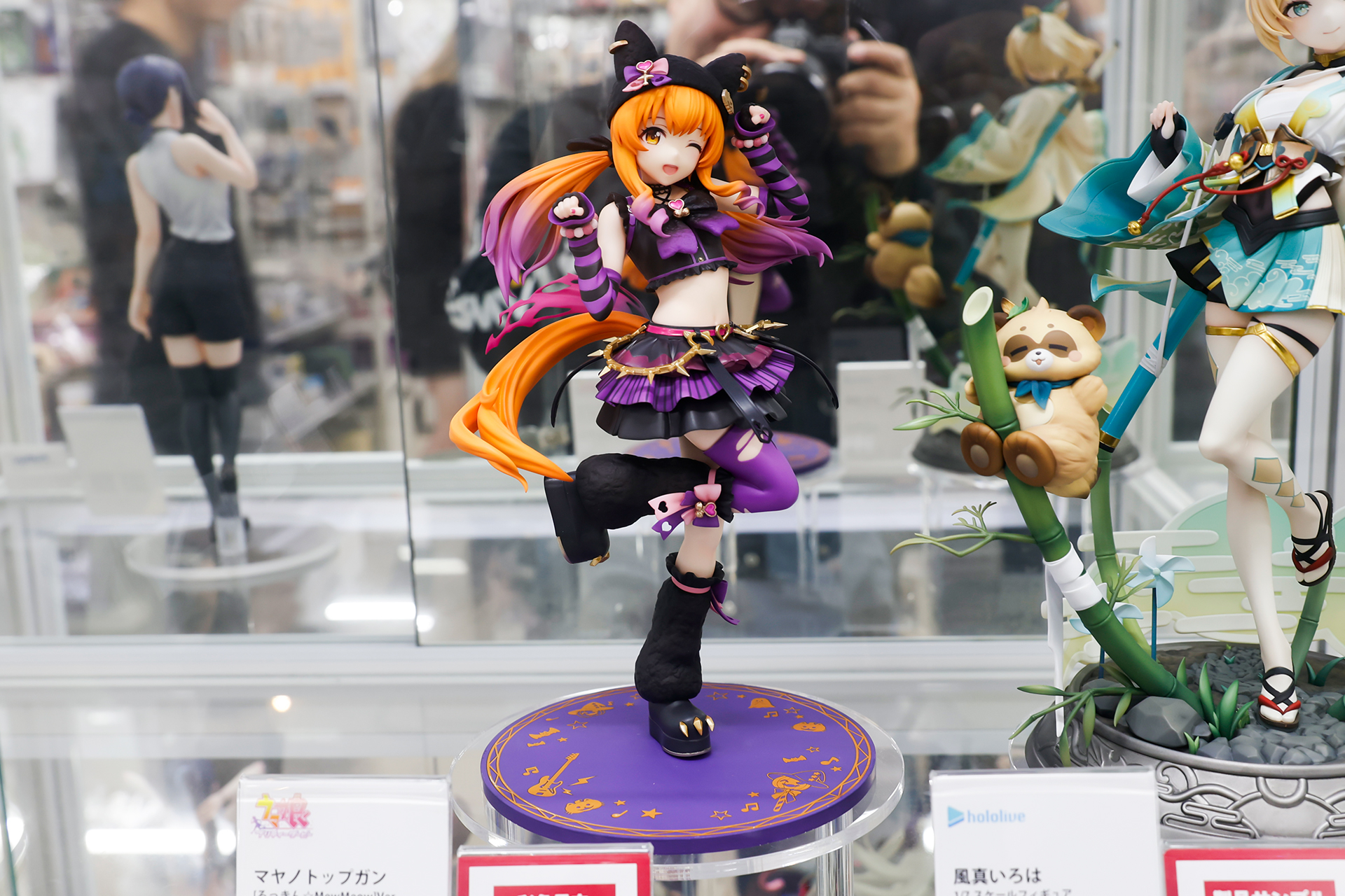 フィギュアの素材はPVCとABSで、台座部分を含む全高は約230mmだ