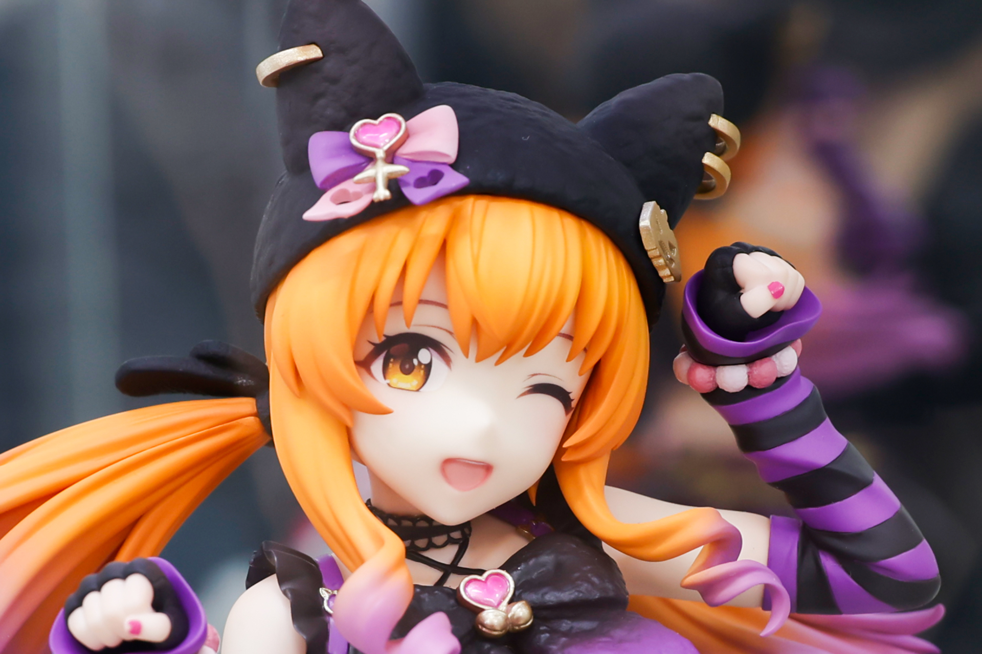 白い素肌とオレンジの髪の色合いも美しい