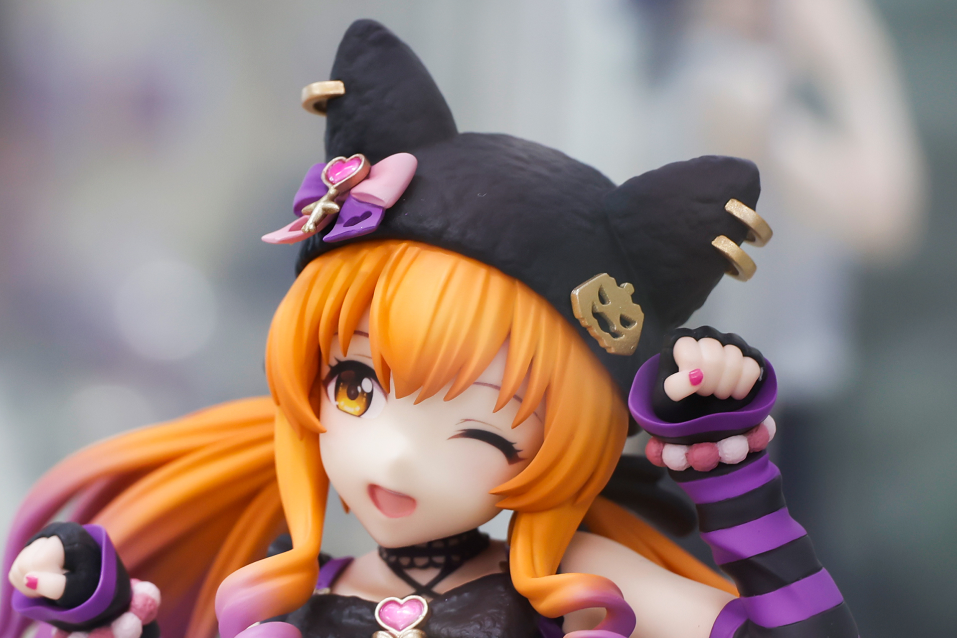 ハロウィンらしく、カボチャのアクセサリーも付けられている