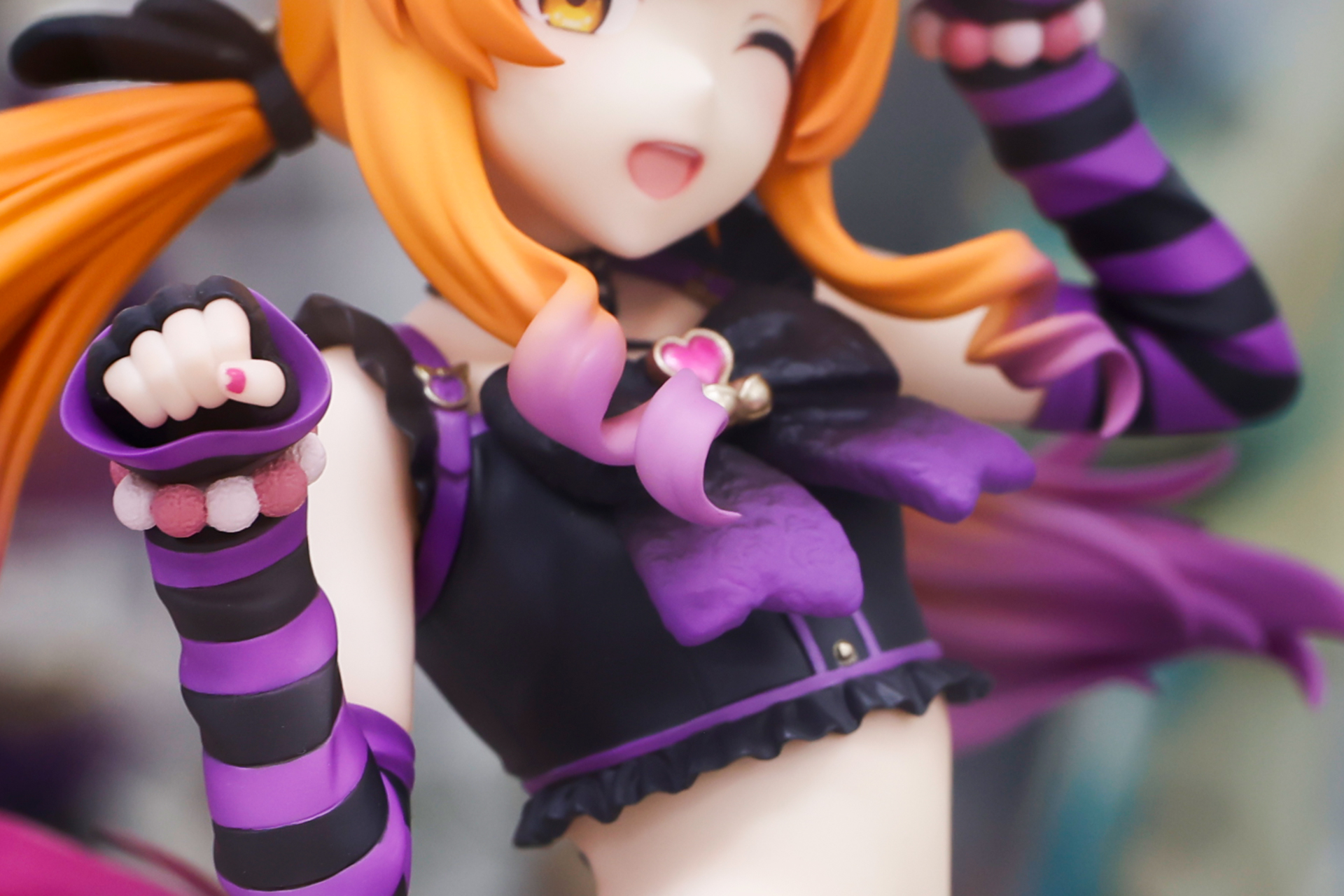 衣装部分は黒と紫を基調にした色合いだ