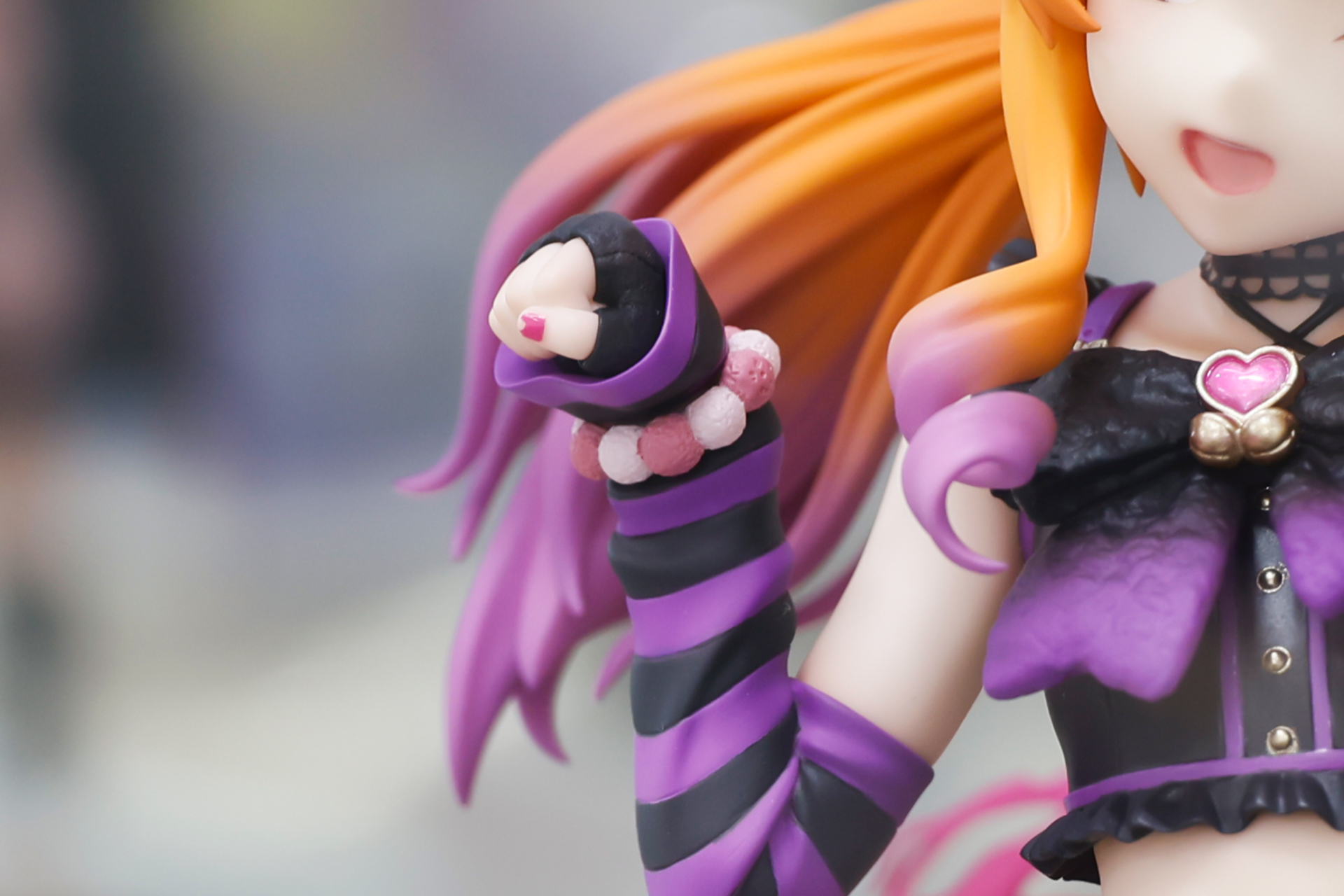 指にはピンクのネイルが塗られている