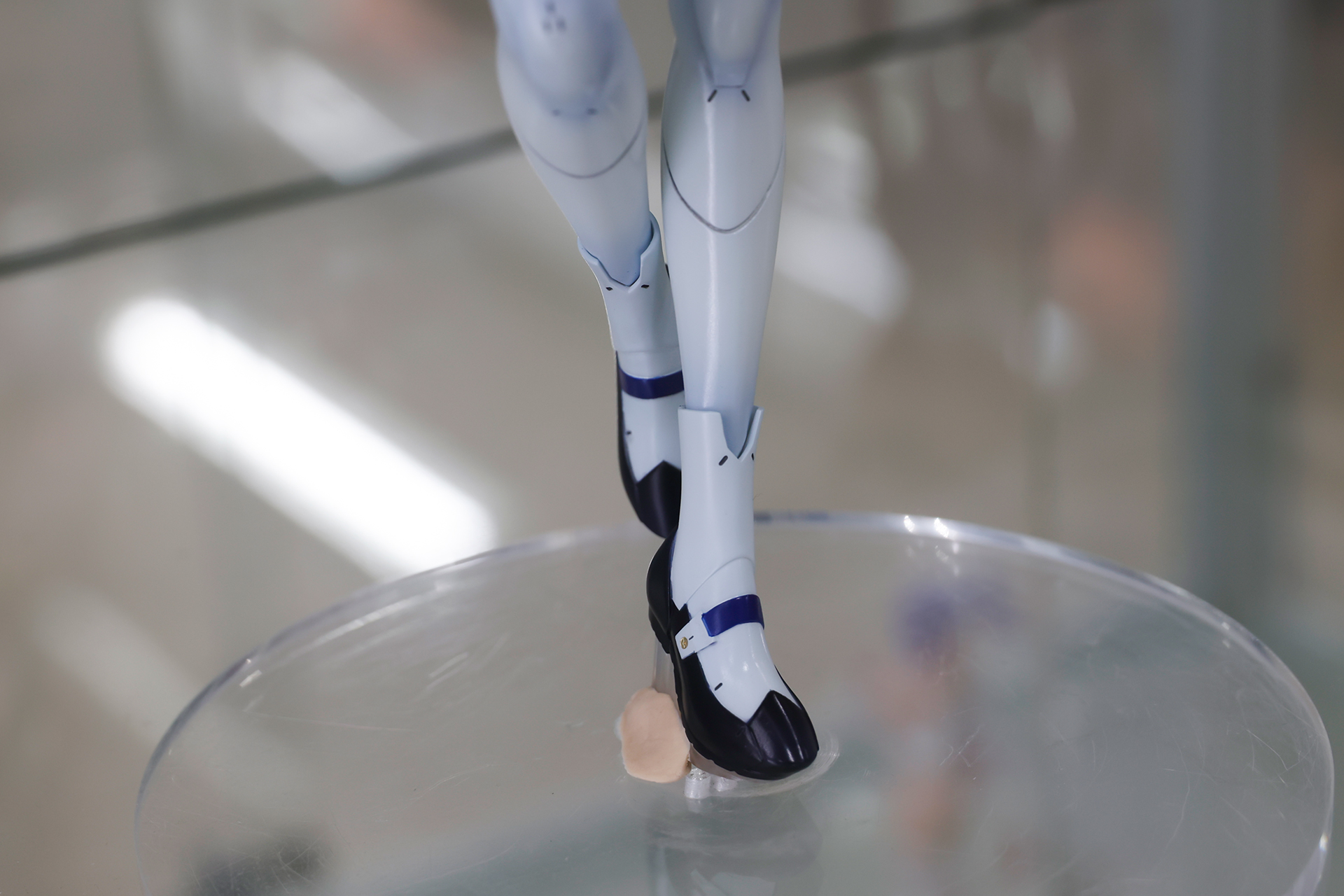 足元は黒い靴を履いている