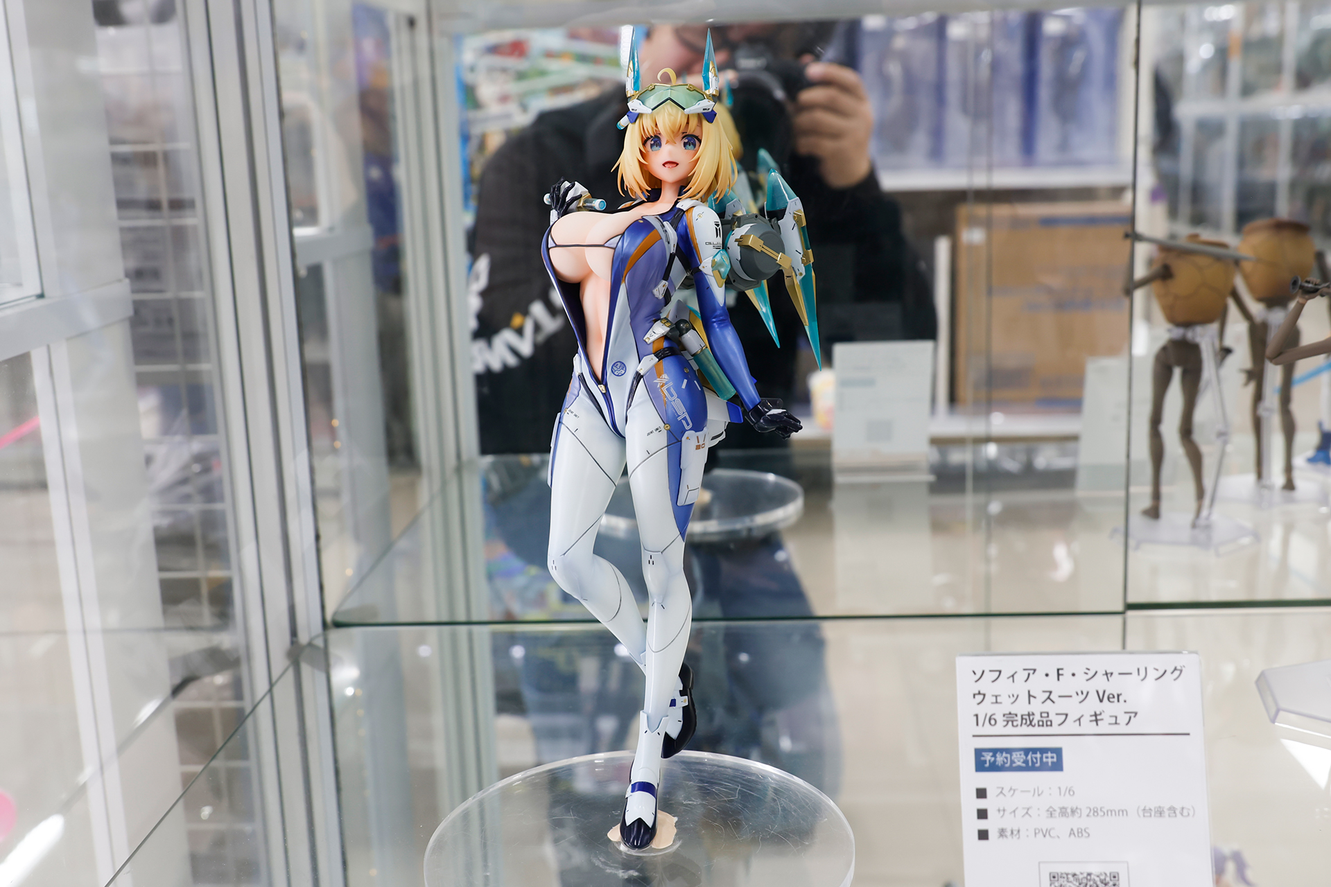 フィギュアの素材はPVCとABSで、台座部分を含む全高は約285mmだ