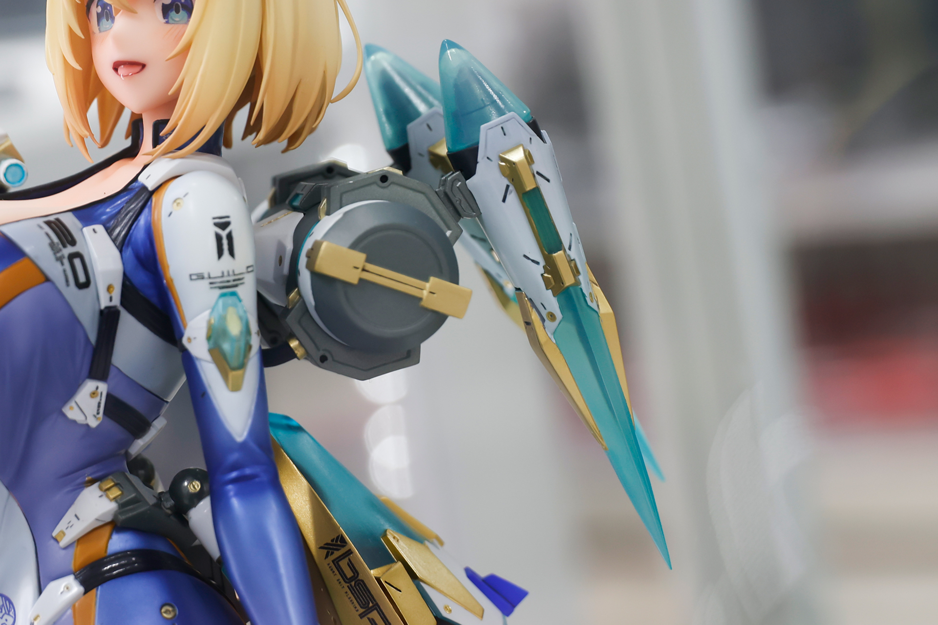 背中には空も飛べそうなデバイスを背負っている