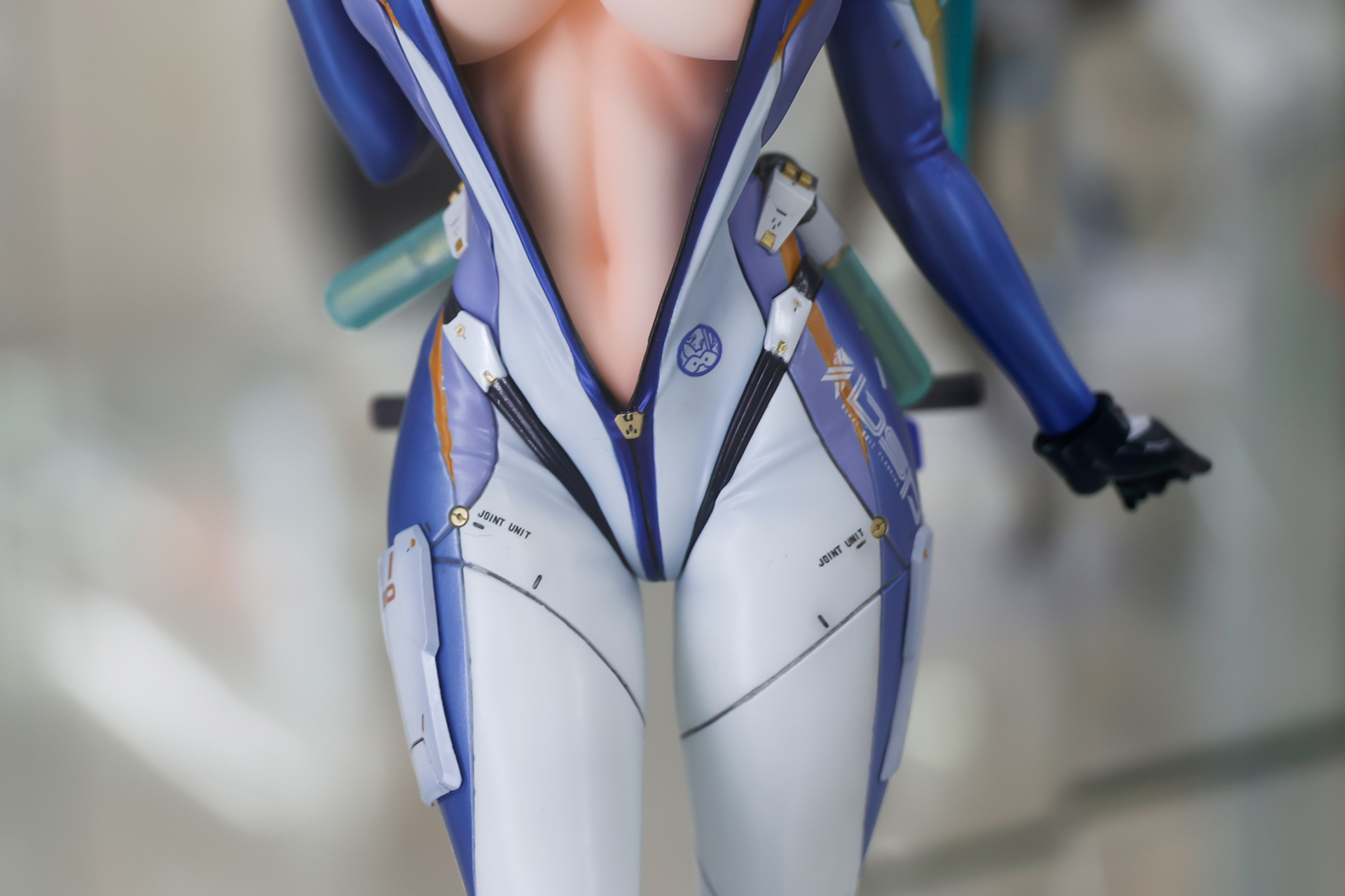 おへそも丸見え