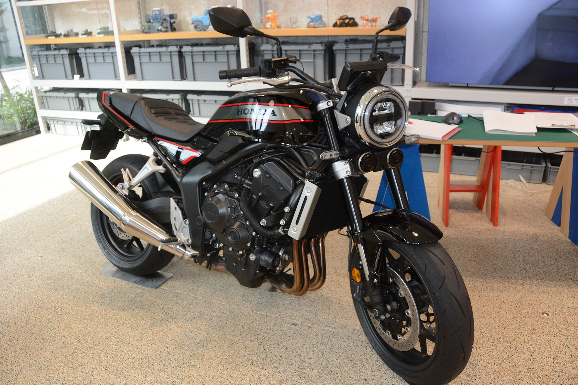 イベントではCB1000Fの実車（グラファイトブラック）が展示された