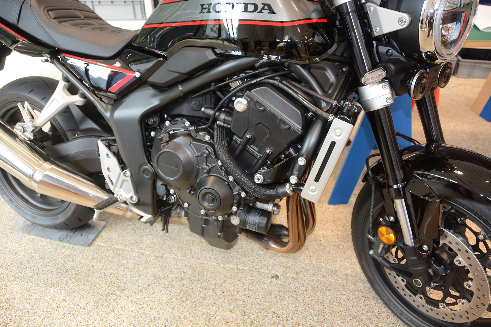 イベントではCB1000Fの実車（グラファイトブラック）が展示された