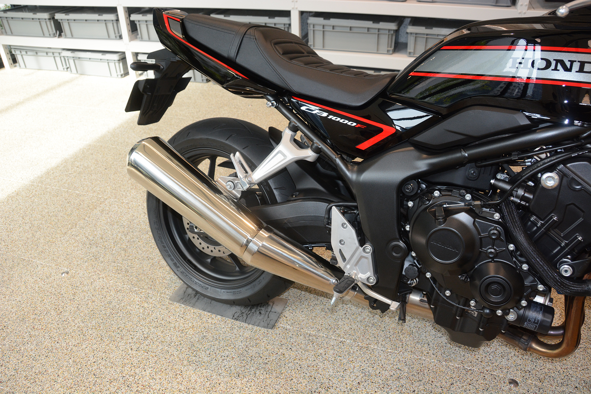 イベントではCB1000Fの実車（グラファイトブラック）が展示された