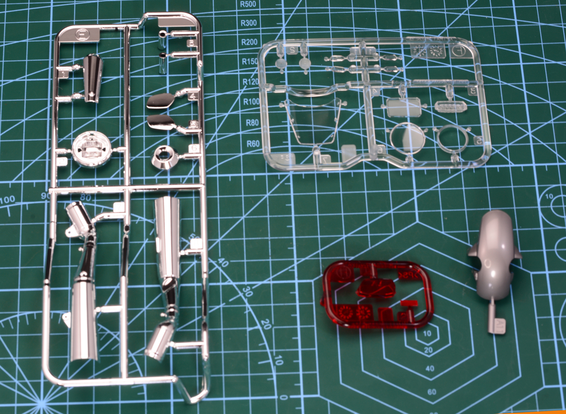 メッキパーツ、クリアパーツなども使用する。特にマフラーを表現するメッキが美しい