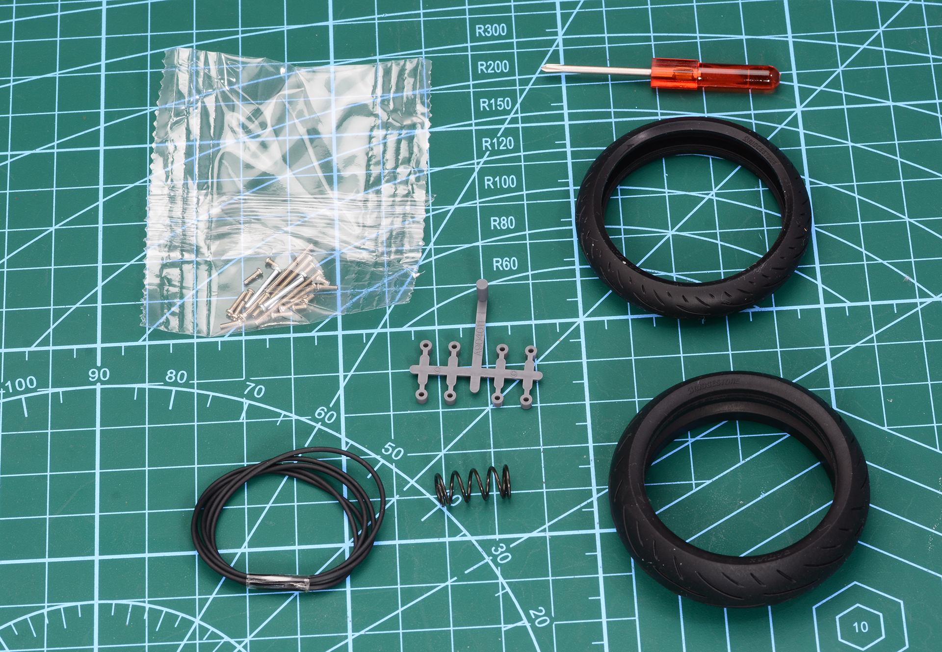 ビスやポリキャップ、ゴム製タイヤなど様々なマテリアルも使用されている