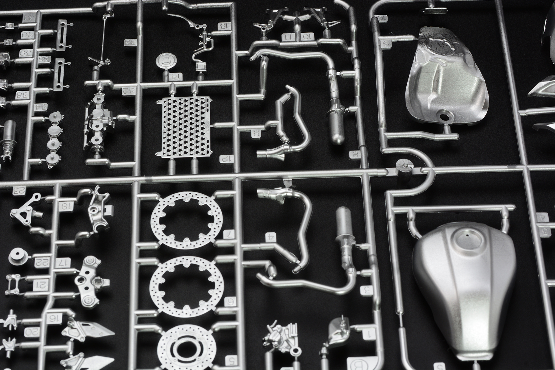 銀色の成型色のA、Bランナーをスプレーで塗装。簡単な塗装だが効果的だ