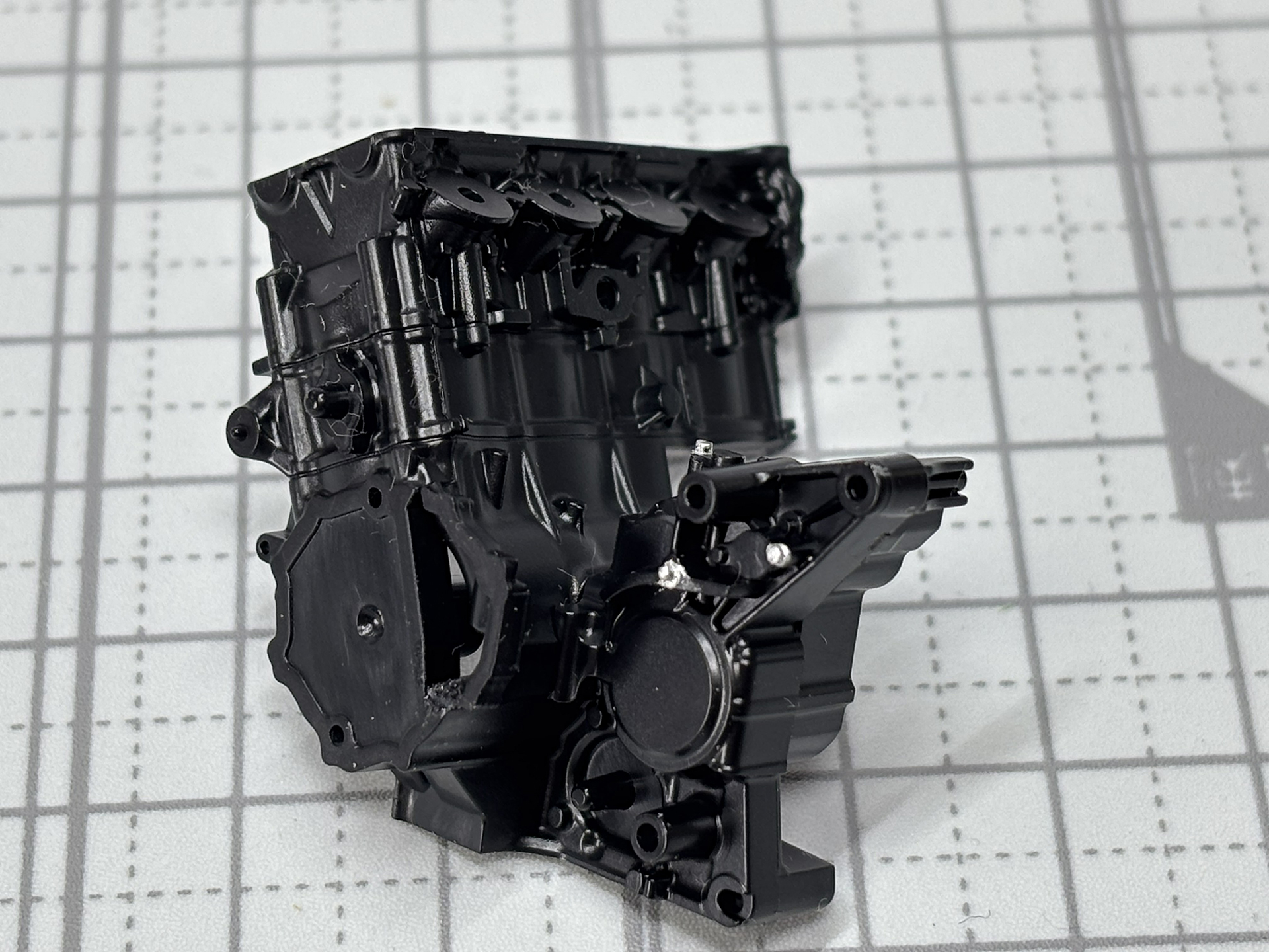 CB1000Fの主役と言える大型のエンジンを組み立てていく