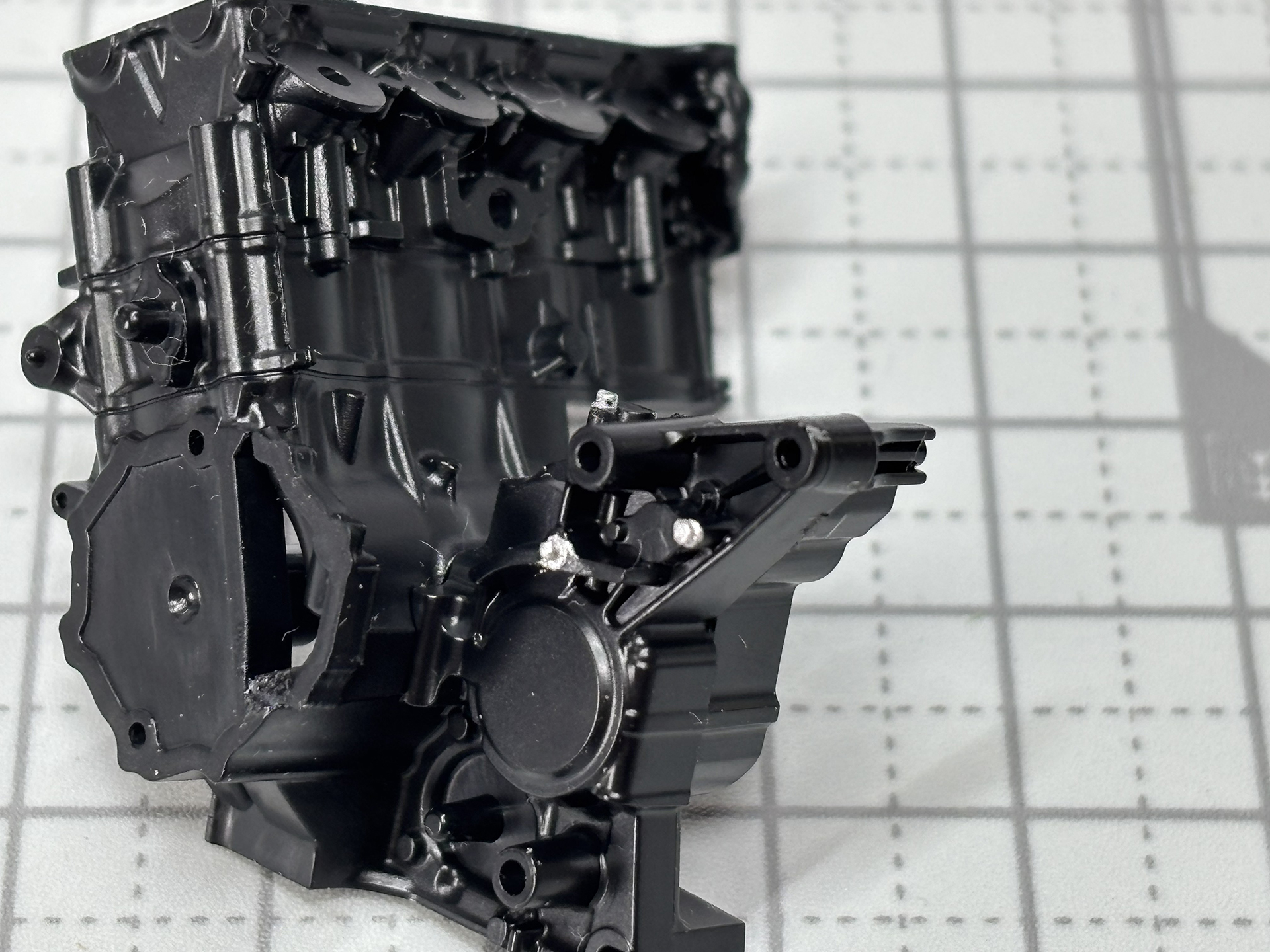 エンジンの各部を固定するボルトの頭を、筆塗りで銀色に塗装していく