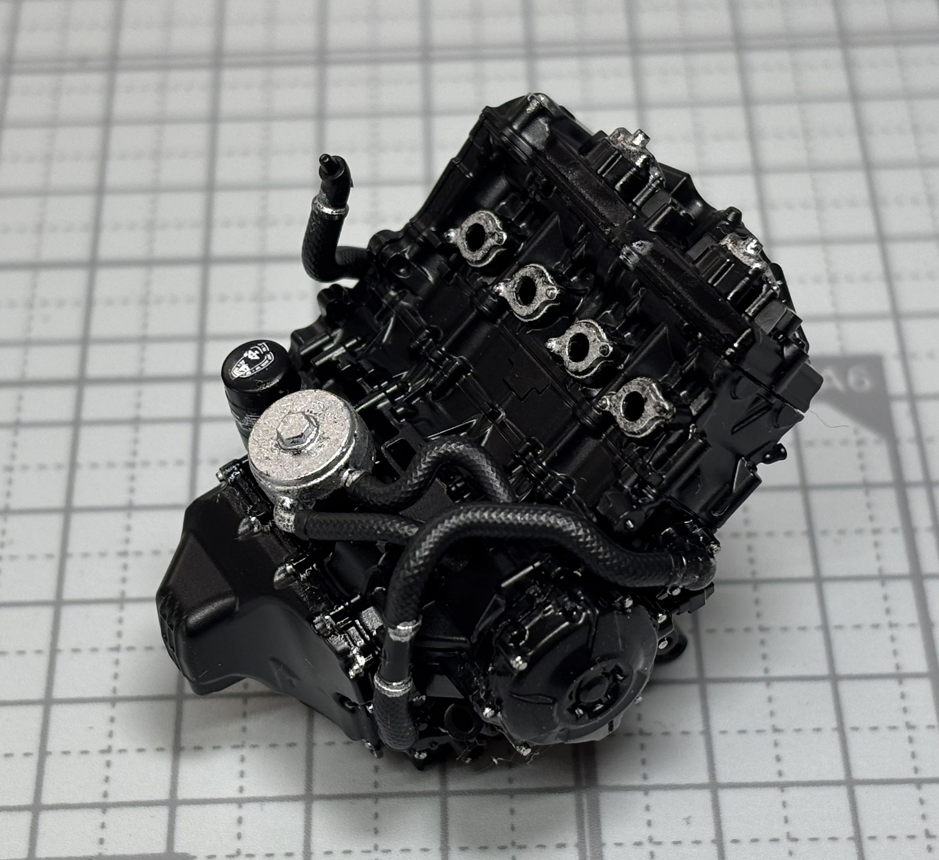 様々な部品を取り付けていくことでCB1000Fの大きなエンジンが組み上がっていく