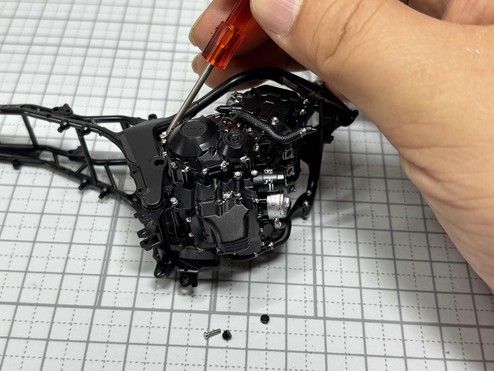 大きなエンジンをフレームに取り付ける。ネジ止めでしっかり組み付ける作業が楽しい